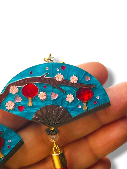 Echo Of The East - Orecchini Pendenti Ventaglio con Fiori e Nappe