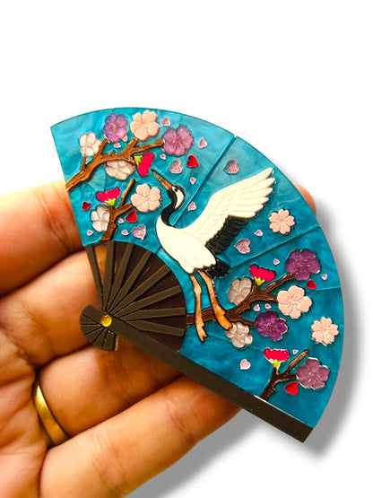 Echo Of The East - Spilla Ventaglio Blu con Gru e Fiori