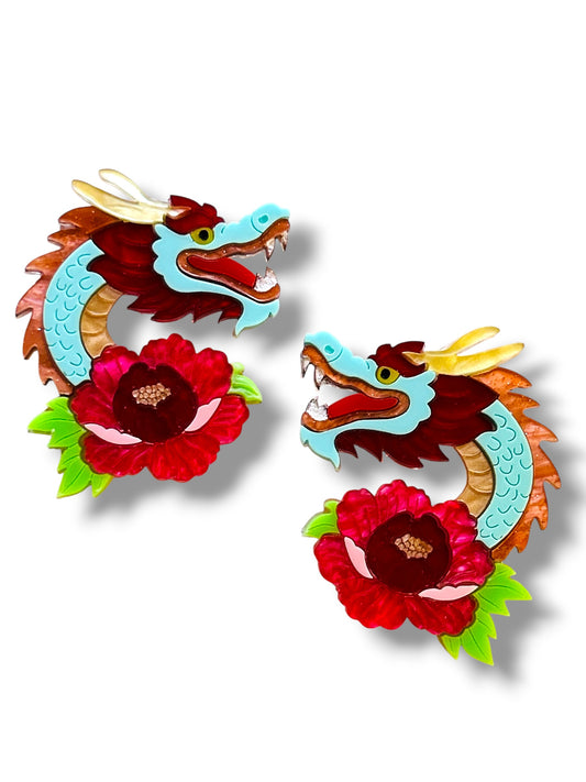 Echo Of The East - Orecchini Stud Testa Dragone con Peonia