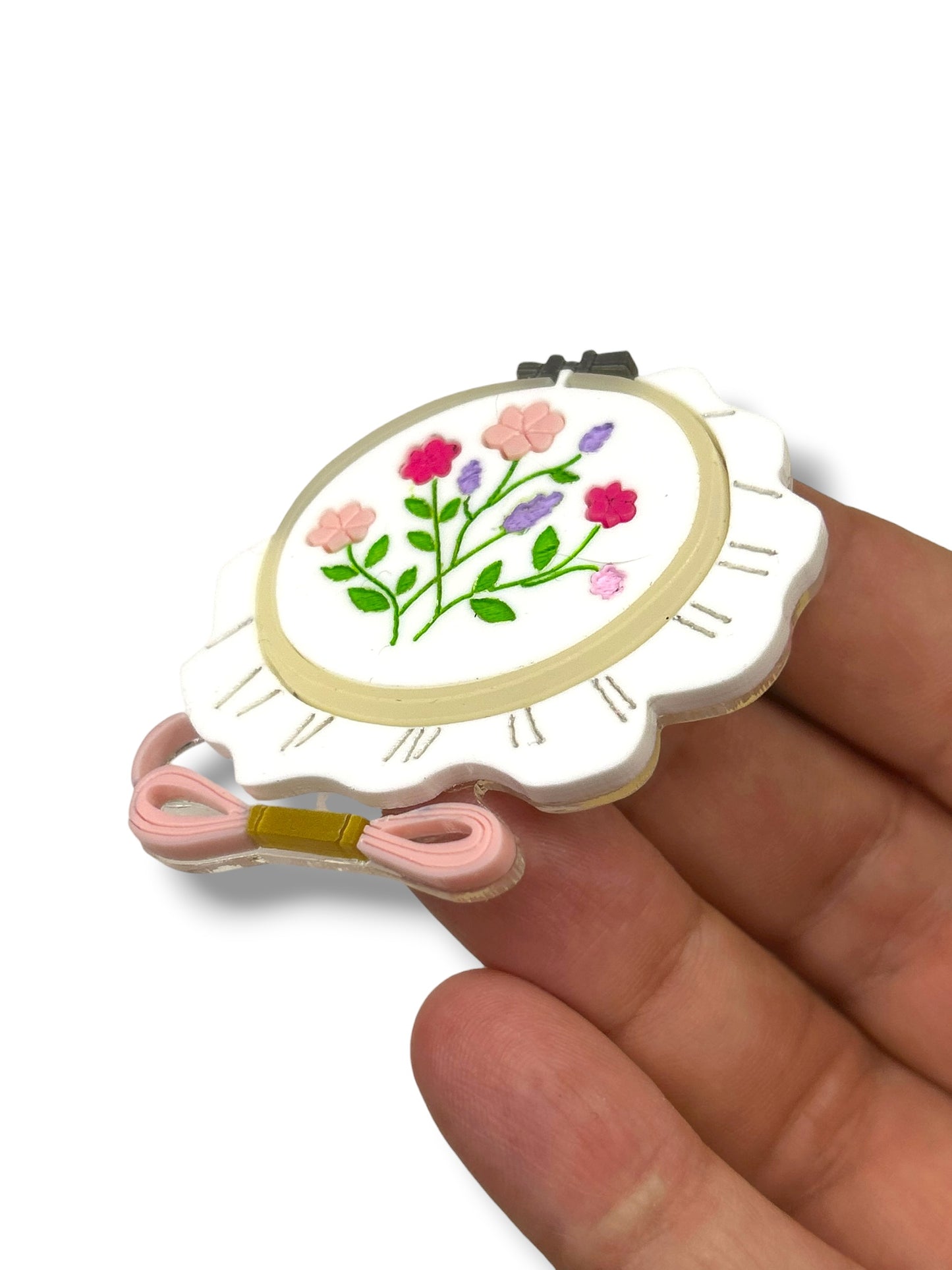 A Quiet Life - Spilla Telaio per Ricamo con Fiori