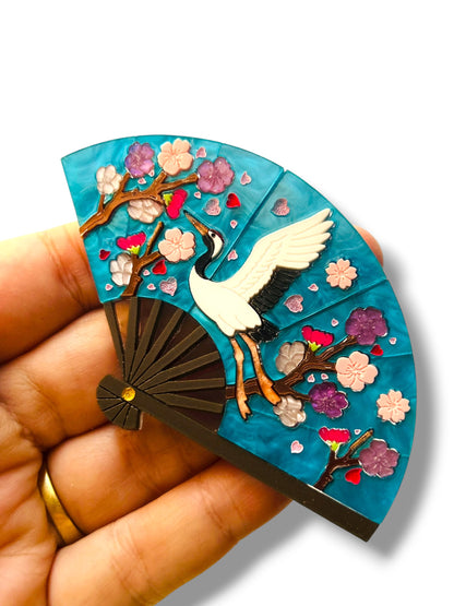 Echo Of The East - Spilla Ventaglio Blu con Gru e Fiori