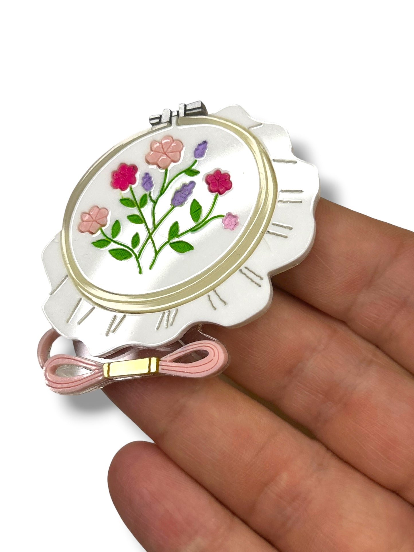 A Quiet Life - Spilla Telaio per Ricamo con Fiori