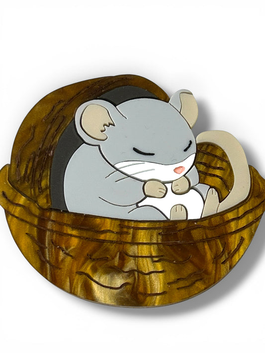 A Quiet Life - Spilla Topolino dentro Guscio di Noce