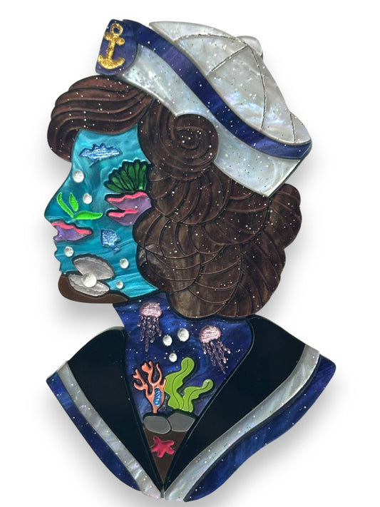 Deep Blue Sea - Mezzobusto di Marinaio Donna con Fondale Marino