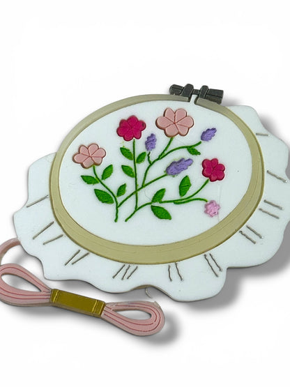 A Quiet Life - Spilla Telaio per Ricamo con Fiori
