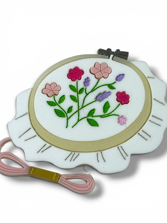 A Quiet Life - Spilla Telaio per Ricamo con Fiori