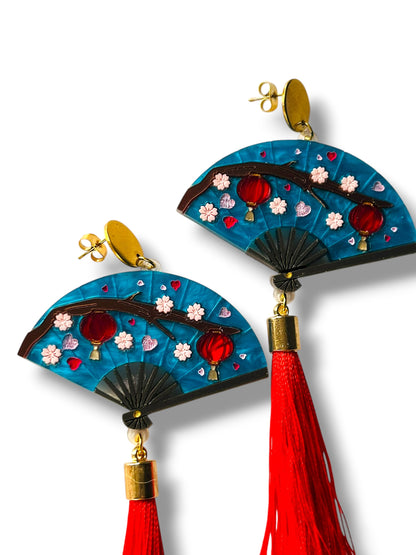 Echo Of The East - Orecchini Pendenti Ventaglio con Fiori e Nappe
