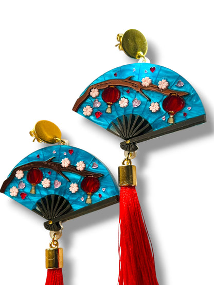 Echo Of The East - Orecchini Pendenti Ventaglio con Fiori e Nappe