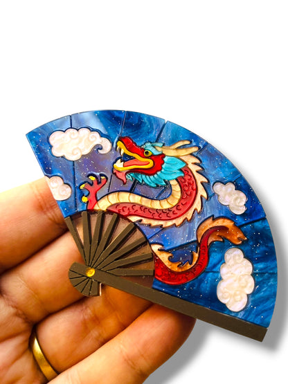 Echo Of The East - Spilla Ventaglio Blu con Dragone Rosso