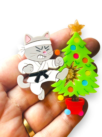 Meowy Christmas - Spilla Gatto Karateka e Albero di Natale