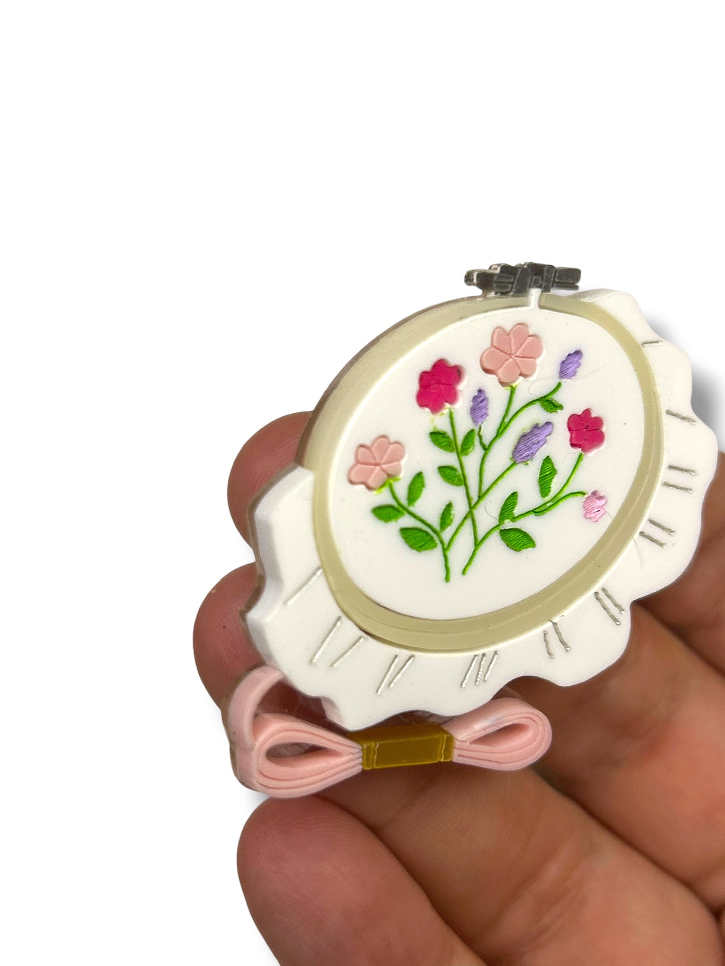 A Quiet Life - Spilla Telaio per Ricamo con Fiori