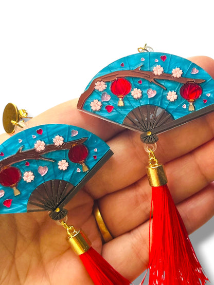 Echo Of The East - Orecchini Pendenti Ventaglio con Fiori e Nappe