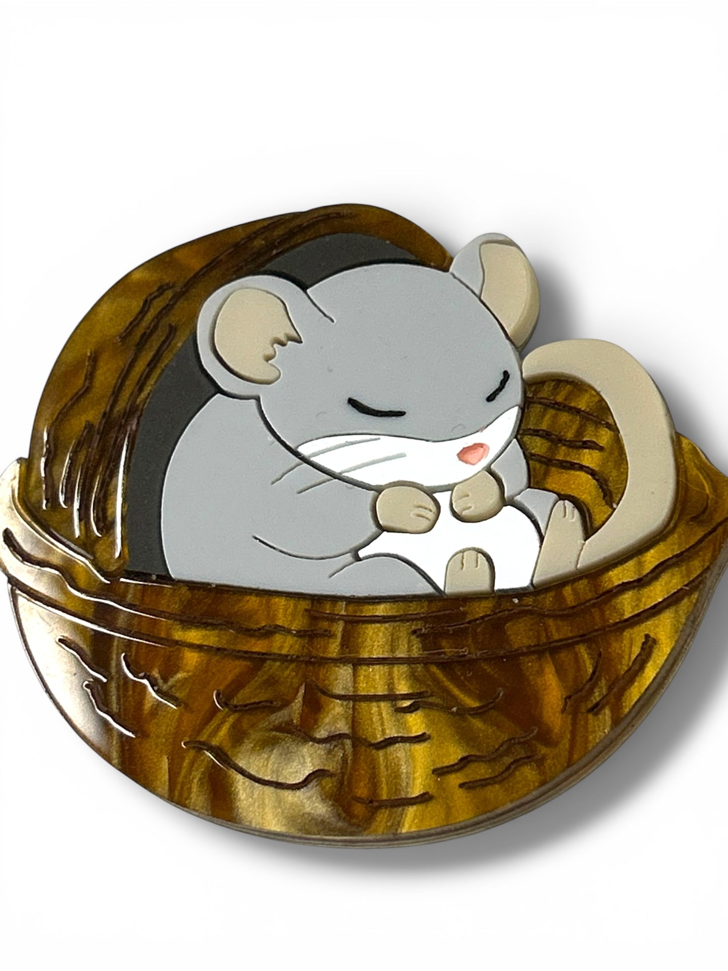 A Quiet Life - Spilla Topolino dentro Guscio di Noce