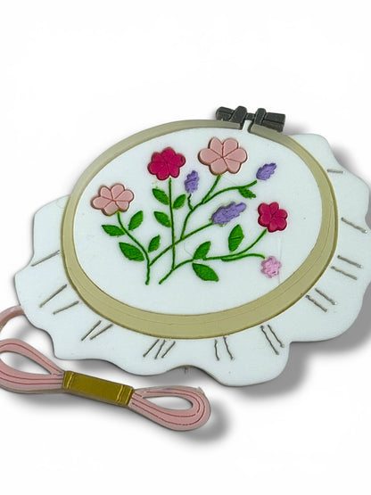 A Quiet Life - Spilla Telaio per Ricamo con Fiori