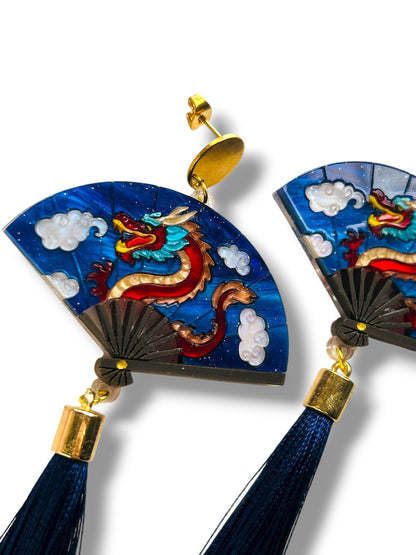 Echo Of The East - Orecchini Pendenti Ventaglio con Dragone