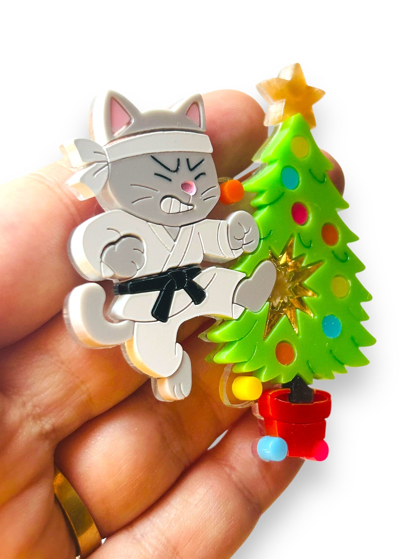 Meowy Christmas - Spilla Gatto Karateka e Albero di Natale