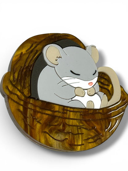 A Quiet Life - Spilla Topolino dentro Guscio di Noce