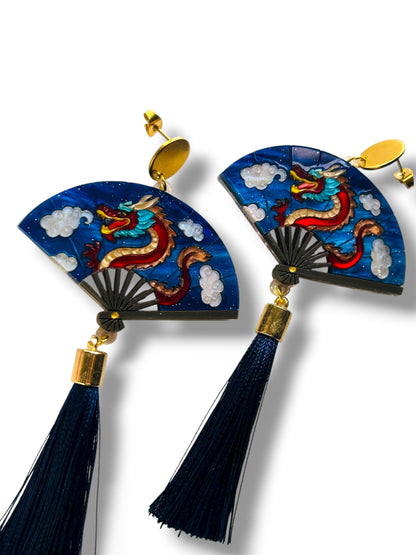 Echo Of The East - Orecchini Pendenti Ventaglio con Dragone