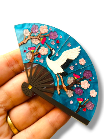 Echo Of The East - Spilla Ventaglio Blu con Gru e Fiori